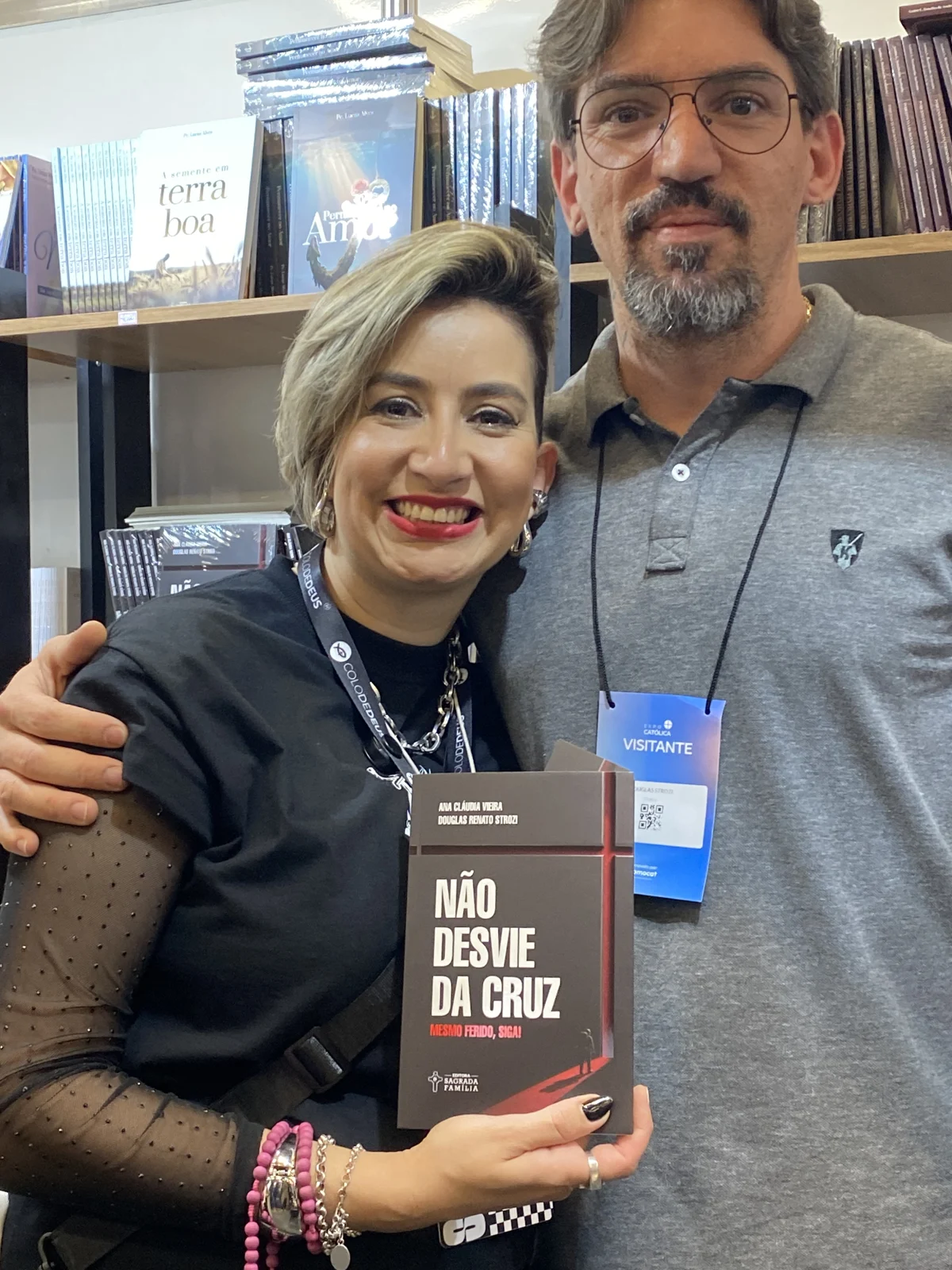 Registro com o livro em uma feira